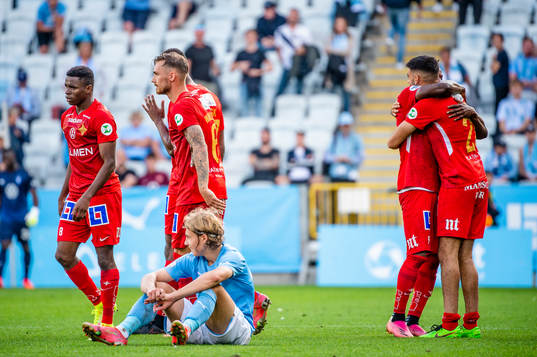 IFK Norrköpings Samuel Adegbenro jublar med lagkamraterna