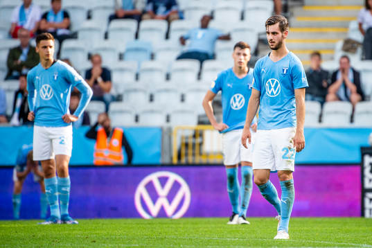 Malmö FFs Adi Nalic deppar med lagkamraterna