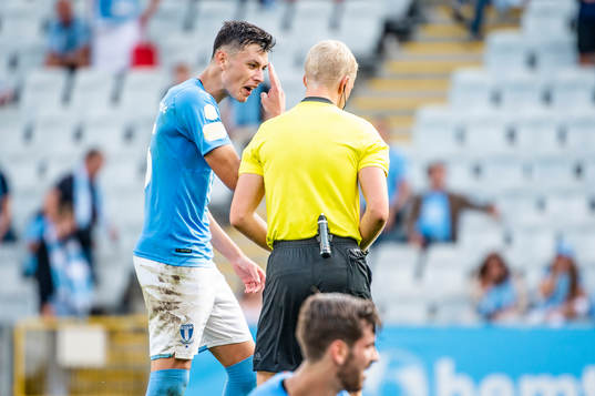 Malmö FFs Anel Ahmedhodzic och domare Adam Ladebäck