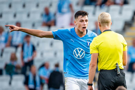 Malmö FFs Anel Ahmedhodzic och domare Adam Ladebäck