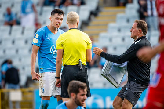Malmö FFs Anel Ahmedhodzic och domare Adam Ladebäck