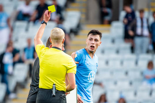Malmö FFs Anel Ahmedhodzic får gult kort av domare Adam