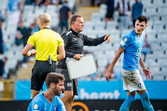 Malmö FFs Anel Ahmedhodzic och domare Adam Ladebäck