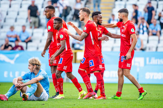 IFK Norrköpings Samuel Adegbenro jublar med lagkamraterna
