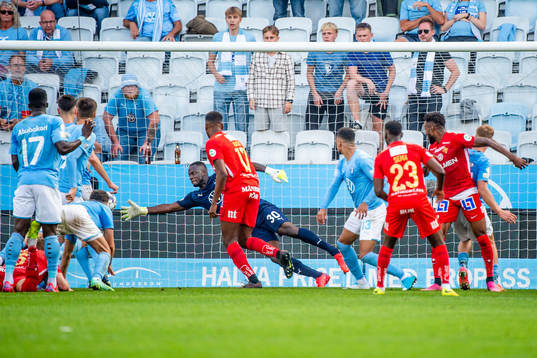 IFK Norrköpings Samuel Adegbenro gör 1-1 på Malmö FFs