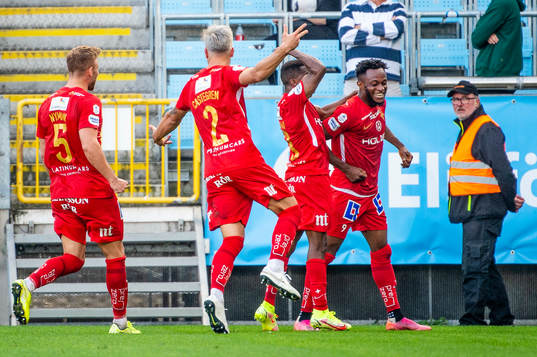IFK Norrköpings Samuel Adegbenro jublar med lagkamraterna