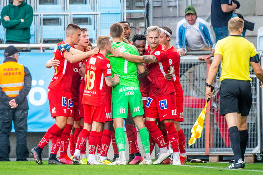 IFK Norrköpings Samuel Adegbenro jublar med lagkamraterna