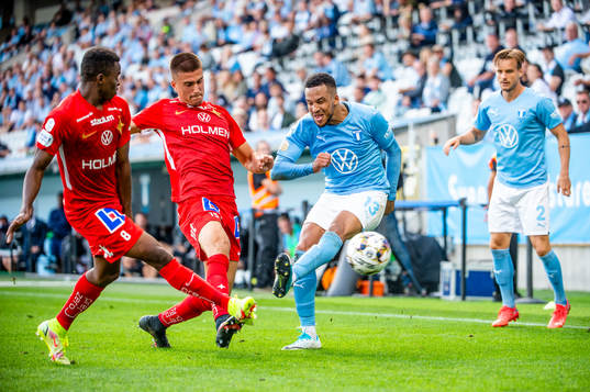 Malmö FFs Martin Olsson mot IFK Norrköpings Abdulrazaq