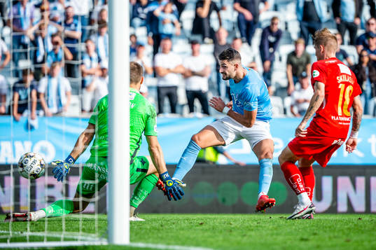 Malmö FFs Antonio Colak mot IFK Norrköpings målvakt
