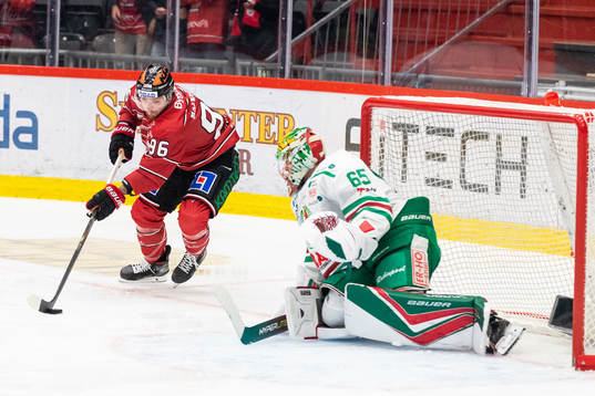 Örebros Robin Kovacs och Rögles målvakt Christoffer