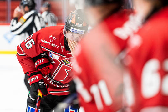 Örebros Emil Larsson lämnar isen