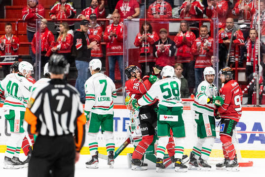Örebros Emil Larsson och Rögles Ryan McKiernan i gruff
