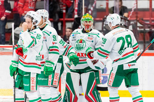 Rögles Anton Bengtsson och målvakt Christoffer Rifalk