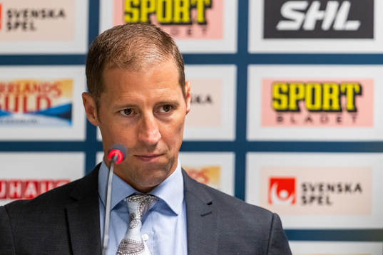 Rögles tränare Cam Abbott på presskonferensen