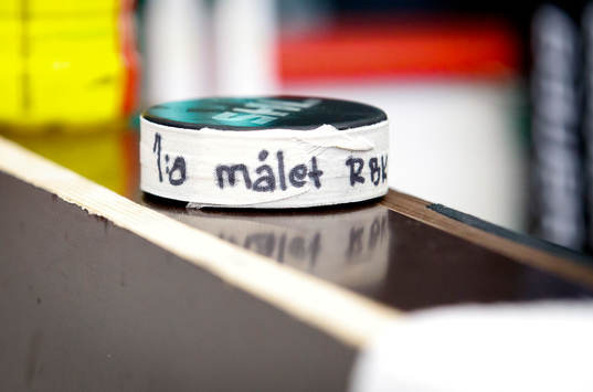 Rögles Tyler Kelleher 0-1 puck