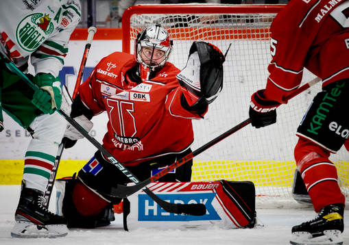 Örebros målvakt Jhonas Enroth räddar ett skott