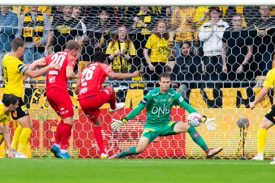 Japhet Sery Larsen of Brann against goalkeeper Knut André