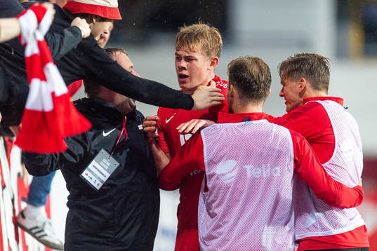 Aune Heggebø of Brann celebrates with team mates