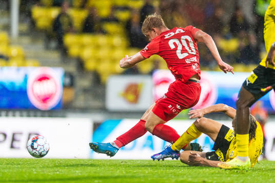 Aune Heggebø of Brann scores 2-3