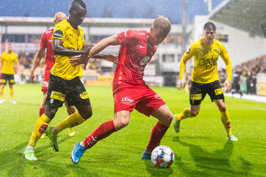 Ifeanyi Mathew of Lillestrøm and Aune Heggebø of Brann