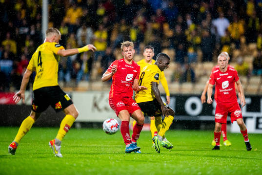 Aune Heggebø of Brann and Ifeanyi Mathew of Lillestrøm