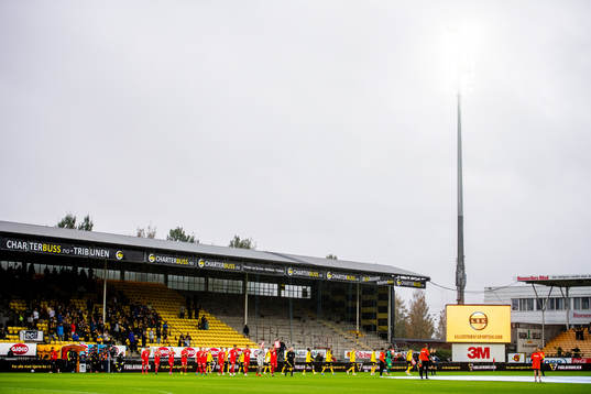 The players enter the pitch