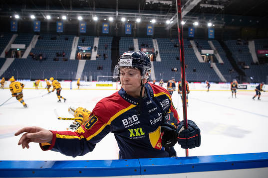 Djurgårdens Rhett Rakhshani värmer upp