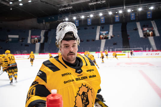 Skellefteås målvakt Gustaf Lindvall värmer upp