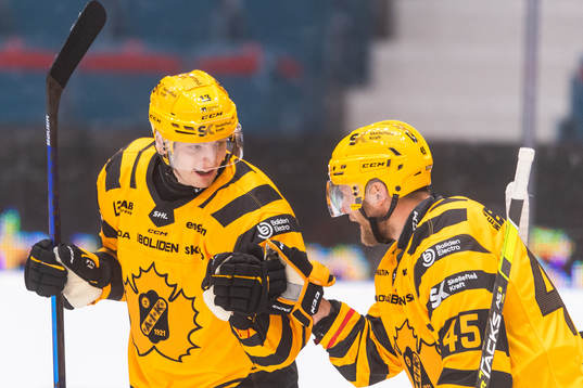 Skellefteås Stefan Loibl och Oscar Möller  jublar