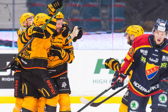 Skellefteås Melker Karlsson (till höger) jublar med