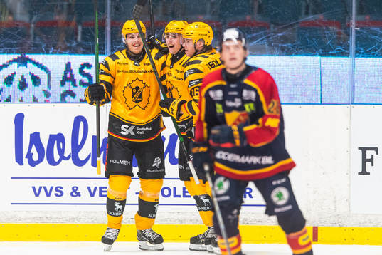Skellefteås Linus Karlsson jublar med lagkamrater