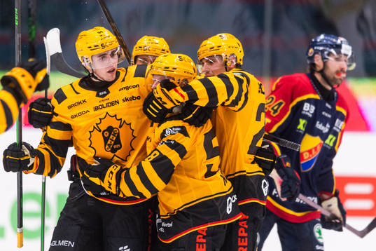 Skellefteås Oskar Nilsson jublar med lagkamrater