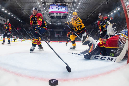 Djurgårdens Sebastian Strandberg och målvakt Niklas