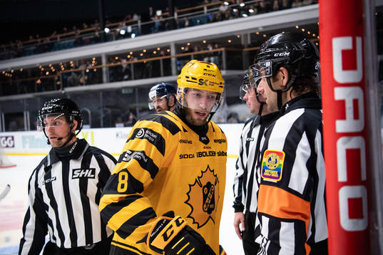 Skellefteås Petter Granberg pratar med domaren