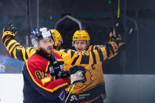 Skellefteås Oscar Möller  jublar