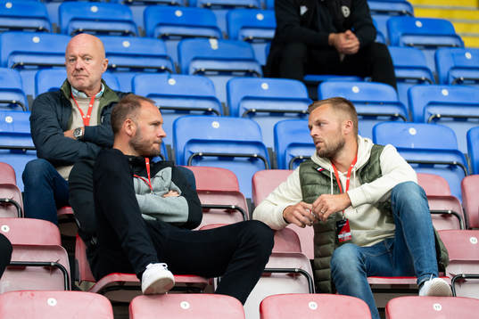 Andreas Granqvist och Sebastian Larsson på läktaren