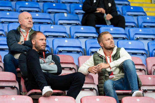 Andreas Granqvist och Sebastian Larsson på läktaren