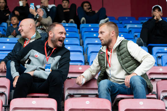 Andreas Granqvist och Sebastian Larsson  på läktaren