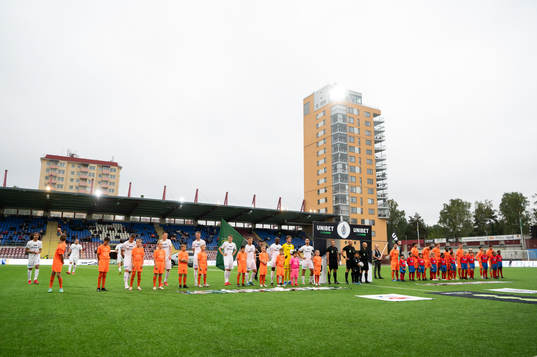 Lagen står uppställda vid lineup innan fotbollsmatchen i