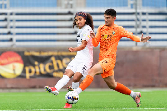Helsingborgs Adam Kaied och  AFC Eskilstunas Ismet Lushaku