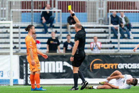 AFC Eskilstunas Abdelkarim Mammar Chaouche får gult kort