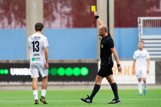 Helsingborgs Wilhelm Loeper får gult kort