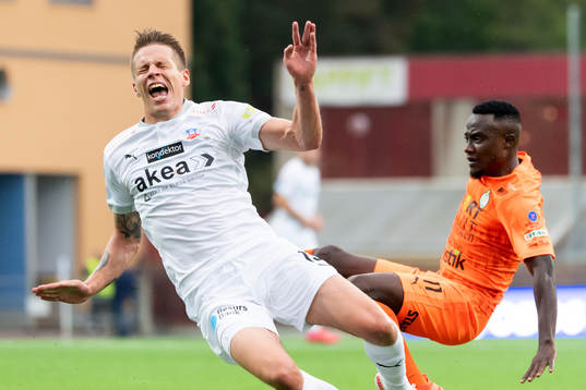 Helsingborgs Bödvar Bödvarsson och AFC Eskilstunas Aliyu