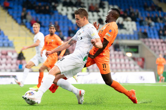 Helsingborgs Bödvar Bödvarsson och  AFC Eskilstunas Aliyu