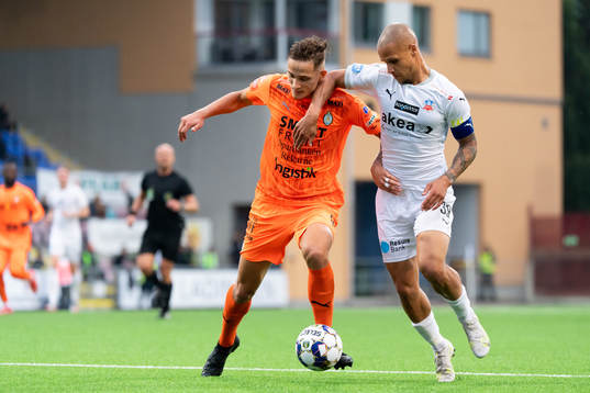 AFC Eskilstunas Pontus Rödin och  Helsingborgs Anthony van