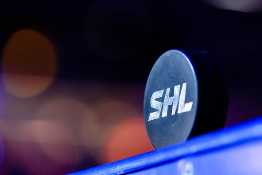Matchpuck med SHL logo före ishockeymatchen i SHL mellan