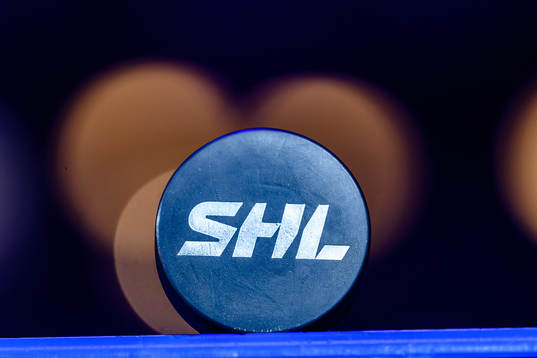 Matchpuck med SHL logo före ishockeymatchen i SHL mellan