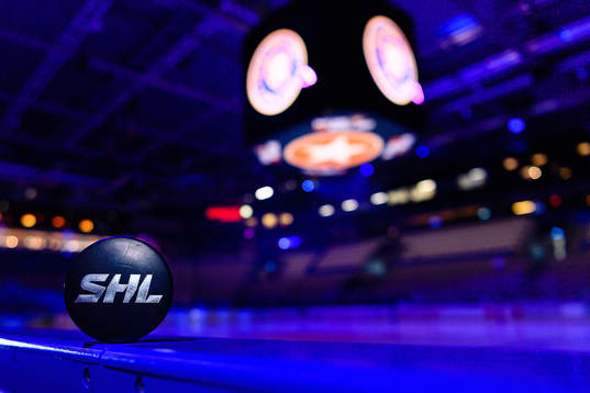 Matchpuck med SHL logo före ishockeymatchen i SHL mellan