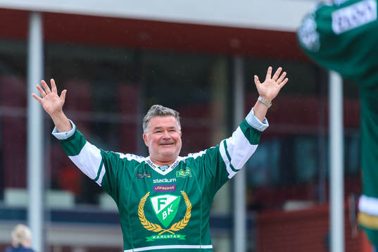 Färjestadsupporter utanför arenan före ishockeymatchen i