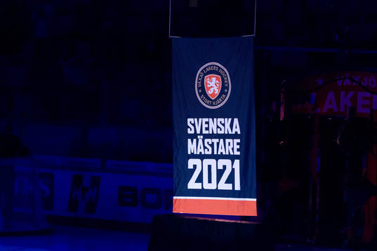 Flagga med texten "Svenska mästare 2021" hissas  innan